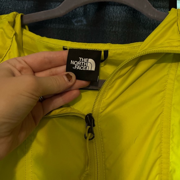 The northface windbreaker - Picture 8 of 8